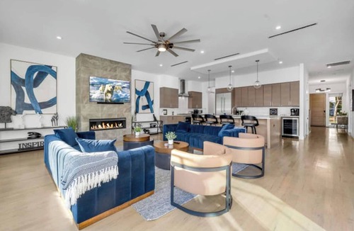 Dallas House | Experience Luxury in the Heart of Dallas! This contemporary 4BR home offers a heated pool&spa, game room, outdoor living spaces, Tesla charging, and a designer kitchen with top-tier appliances. Easy access to Dallas top attractions, all within 10min