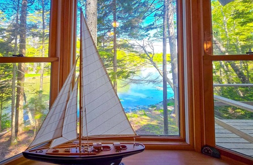 East Boothbay Cabin | Experience oceanfront tranquility at Phoebe's Nest, a cozy 3-bedroom cabin in East Boothbay.