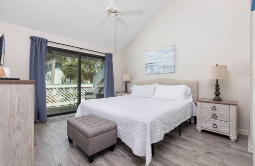 Saint Simons Heights Condo | Experience the best of St. Simons Island from this bright and breezy coastal condo, perfectly located to beach, shops and dining.