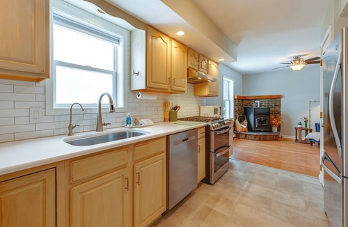 Town of Reading House | Explore + Relax: Gem Near Watkins State Park Gorge
