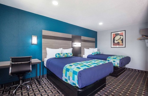 Salem Hotel | Explore Salem with 3 Relaxing Double Rooms, Free Breakfast and Parking Included!