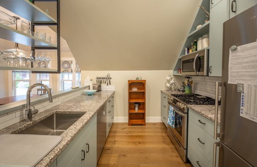Seal Harbor Apartment | Exquisite apartment in historic antique- walk to beach!
