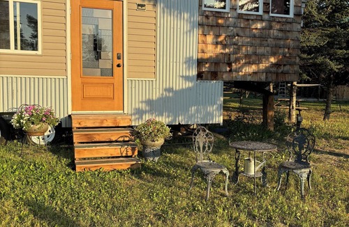 Armstrong Cabin | Fabulous Tiny House with a cottage feel in a farm setting, 3min from Armstrong.