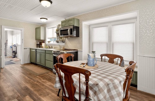 Fairport House | Fairport | Sleeps 8 | Walk to Erie Canal