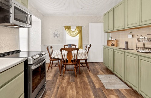 Fairport House | Fairport | Sleeps 8 | Walk to Erie Canal