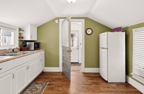 Fairport House | Fairport | Sleeps 8 | Walk to Erie Canal