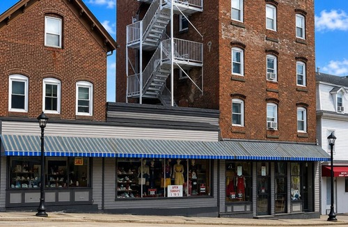 Fall River Apartment | Fall River Stay Stylish 2BR Free Parking