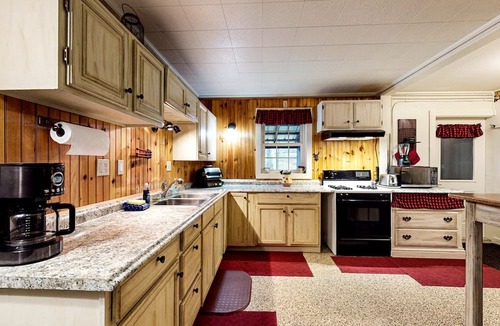 Greenville Cabin | Family Cabin Near the Lake with BBQ in Maine
