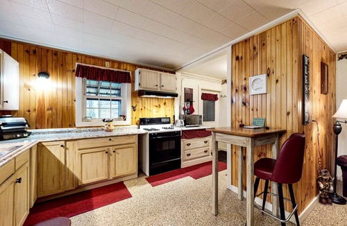 Greenville Cabin | Family Cabin Near the Lake with BBQ in Maine