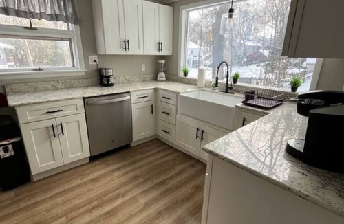 East Rochester House | Family & Corporate Retreat & Gathering *Sleeps 12+