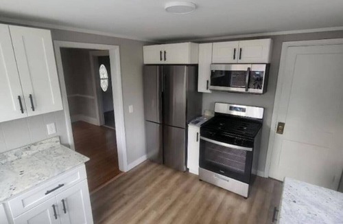 East Rochester House | Family & Corporate Retreat & Gathering *Sleeps 12+