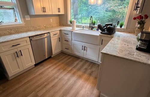 East Rochester House | Family & Corporate Retreat & Gathering *Sleeps 12+