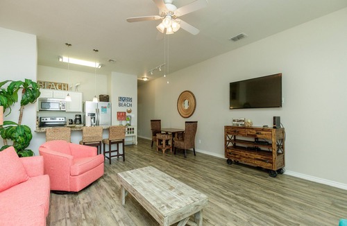 Corpus Christi House | Family & Dog-Friendly Townhome | 2 Heated Pools & Beach Nearby