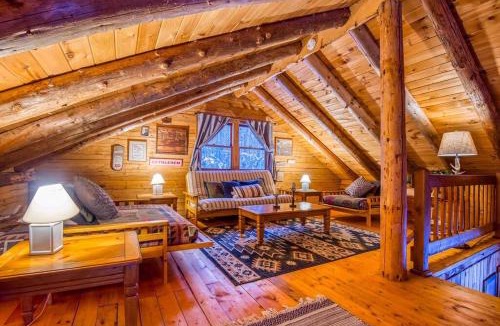 Bethlehem House | Family-Focused & Pet-Friendly Log Cabin with 4BR 2BA Sleeps 10