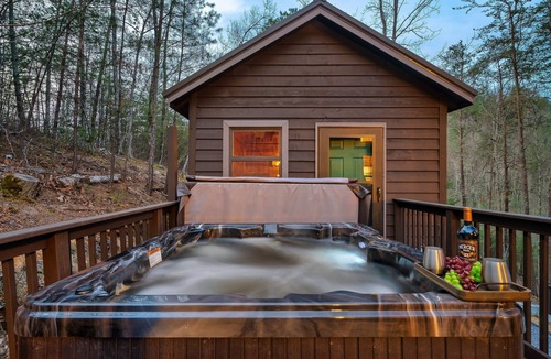 Gatlinburg - Pigeon Forge Cabin | FAMILY FRIENDLY 6-BED CABIN: HOT TUB, FIRE PIT & GAME HOUSE