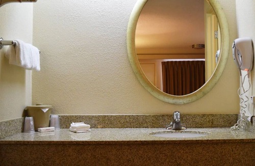 Bowmansville House | Family-friendly Hotel Near Downtown Buffalo! w/ Free Parking, Pets are Allowed!