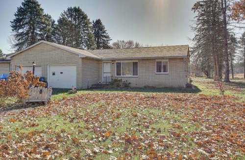 New Franklin House | Family-Friendly Home w/Fire Pit ~ 10 Mi to Akron!