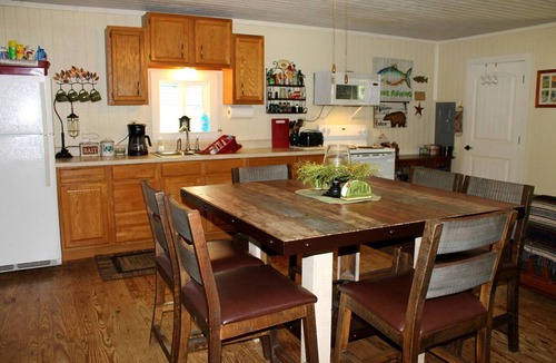 Long Branch Cabin | Family-Friendly Lakeside Cabin Rental with Great Fishing in East Texas