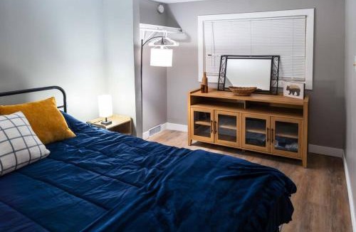 Hillsdale House | Family-Owned 3 Bedroom with all Amenities including Coffee Machine, Parking, Fast WiFi