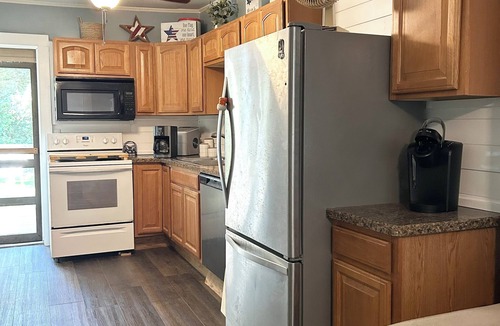 Conneaut Lakeshore Cottage | Family & Pet-friendly. Walk to the lake! 3bd, 1ba. Amenities!