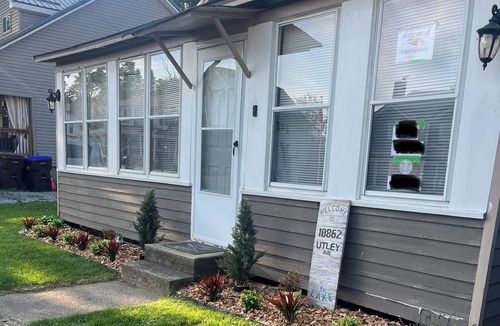 Conneaut Lakeshore Cottage | Family & Pet-friendly. Walk to the lake! 3bd, 1ba. Amenities!