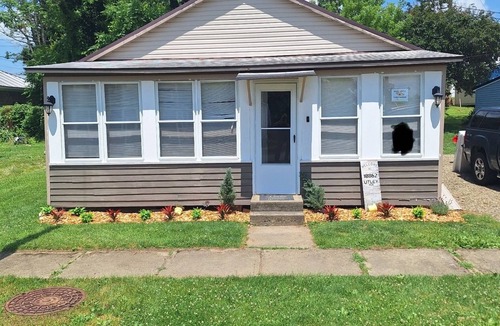 Conneaut Lakeshore Cottage | Family & Pet-friendly. Walk to the lake! 3bd, 1ba. Amenities!