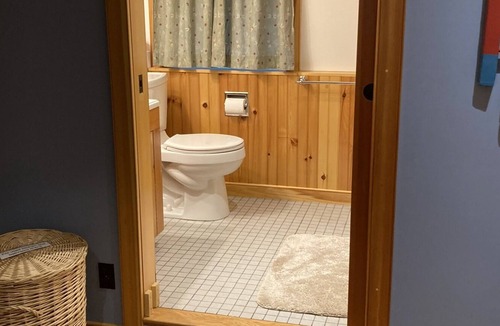 Bristol Apartment | Family/Pet Friendly Apartment, 5 minute walk to Muscongus Cove