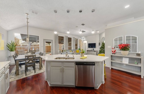 Frisco House | Fancy home in Frisco-Heated spa &pool BBQ Gameroom close to DFW sleep 10-14