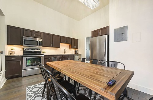 Manchester House | Fantastic 5 BR w/4x Off Street Parking - Sleeps 16