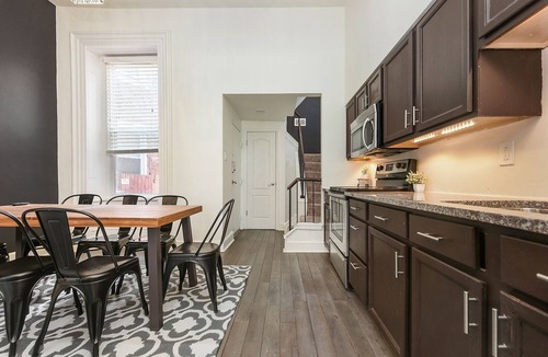 Manchester House | Fantastic 5 BR w/4x Off Street Parking - Sleeps 16