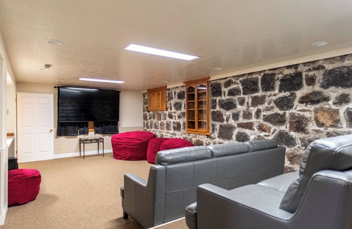 Loa House | Fantastic location for large groups or family reunion stays!