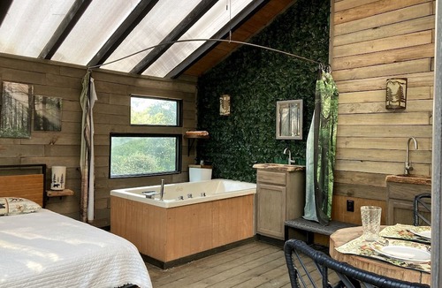 Willis Cabin | Fantastic Tree House Rental for Texas Romantic Getaways