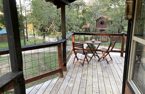 Willis Cabin | Fantastic Tree House Rental for Texas Romantic Getaways