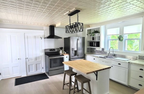 Waterville Apartment | Farmhouse Oasis |Washer/Dryer| Fireplace