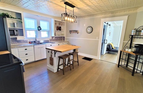 Waterville Apartment | Farmhouse Oasis |Washer/Dryer| Fireplace