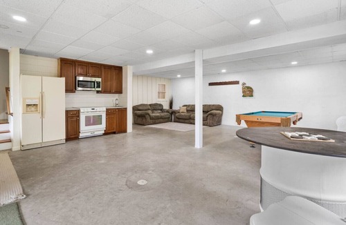 Brush Valley Cabin | Fawn Hollow Retreat*King bed*game room*pickleball