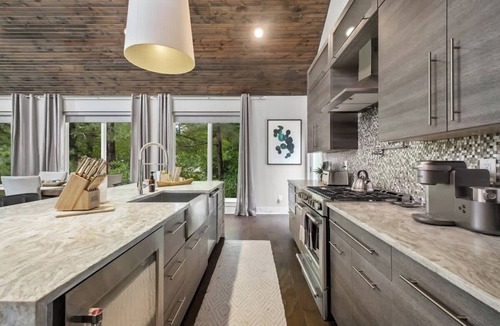 Fayetteville House | Fayetteview Rooftop Balcony Hot Tub 5 Min to DT