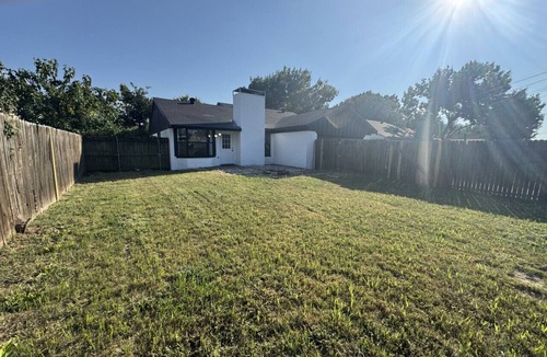 Wylie House | Fenced Yard Fire pit Fireplace Pet Friendly
