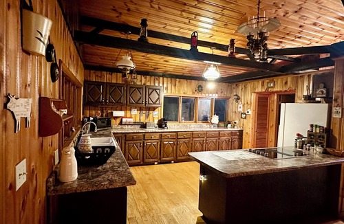Canaan Cabin | FernRay, a charming lodge located on 154 acre Christmas tree farm with trails