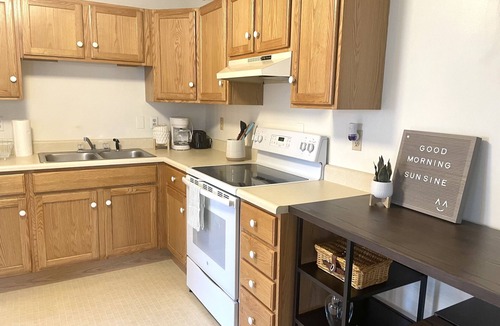 Brunswick Apartment | First Floor Little Cozy Studio with King Size Bed Downtown