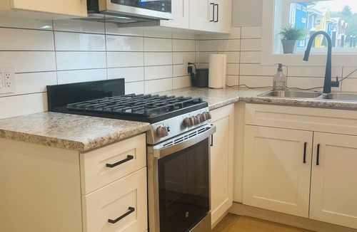 Lower Lonsdale Boat Rental | Floating Speakeasy Retreat | Unique & Modern | Minutes to SeaBus & Downtown