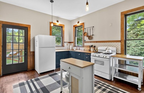 Lodi House | FLX Victorian, Historical Charm + Modern Comfort, Perfect Location to Everything