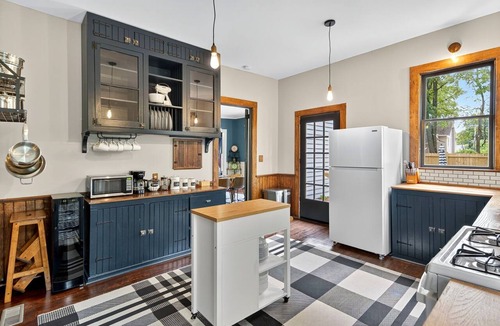 Lodi House | FLX Victorian, Historical Charm + Modern Comfort, Perfect Location to Everything