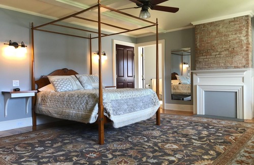 Hector House | Fontainebleau lakeside B&B with 8 guest rooms, amazing views and gardens.
