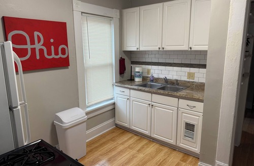 University District Apartment | Four-Bedroom Victorian Getaway, Walkable to OSU, Short North & Arena District.