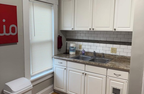 University District Apartment | Four-Bedroom Victorian Getaway, Walkable to OSU, Short North & Arena District.
