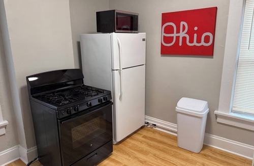 University District Apartment | Four-Bedroom Victorian Getaway, Walkable to OSU, Short North & Arena District.