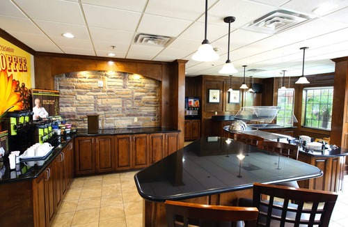 South Side Condo | Free Breakfast Buffet. Only a Few Miles to Great Beaches!