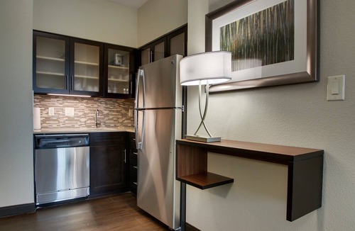 The Colony Apartment | Free Breakfast Buffet. Pool & Shared BBQ Area. Great Location!