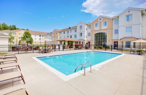 Mayfield Heights Condo | Free Breakfast, Outdoor Pool, Gym. Near Executive Caterers!